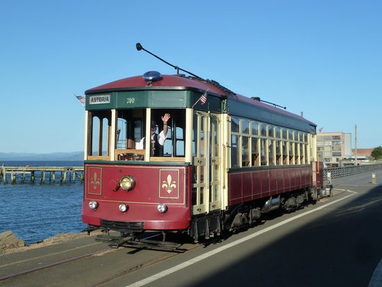 astoria-riverfront-trolley